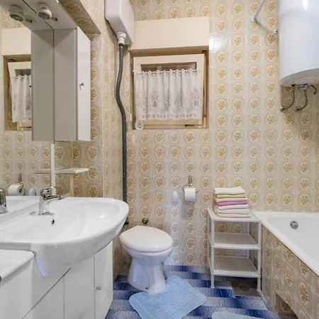 2 Bedroom In Apartment *